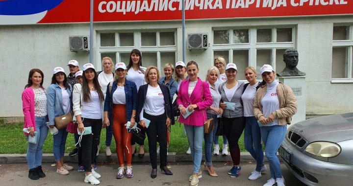 Активисткиње СПС-а дијелиле маске старијим суграђанима У Бањалуци