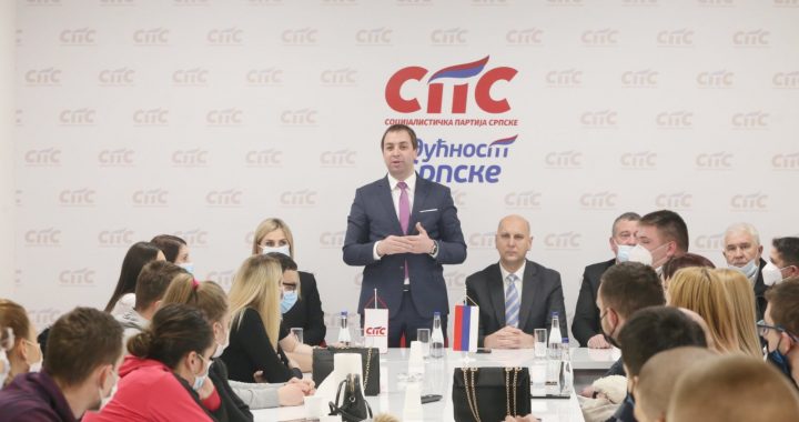 Селак и посланици на састанку са младима