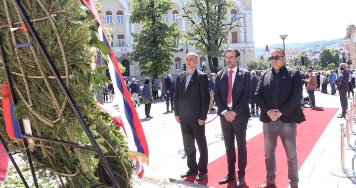 Делегација ГрО СПС Бањалука положила вијенце жртвама фашизма у Бањалуци