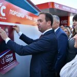 Породица, правда, понос: Селак залијепио први плакат СПС