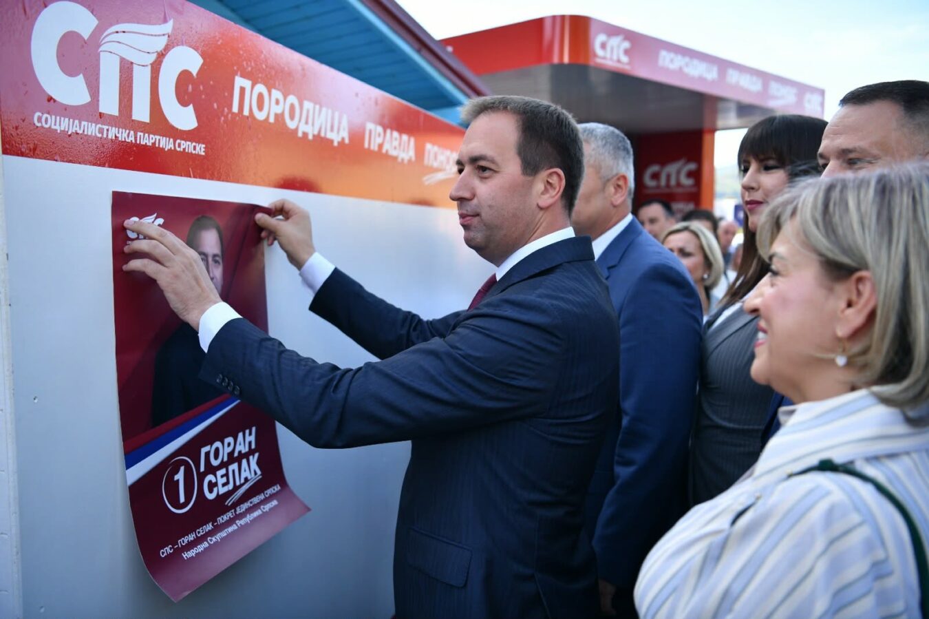 Породица, правда, понос: Селак залијепио први плакат СПС